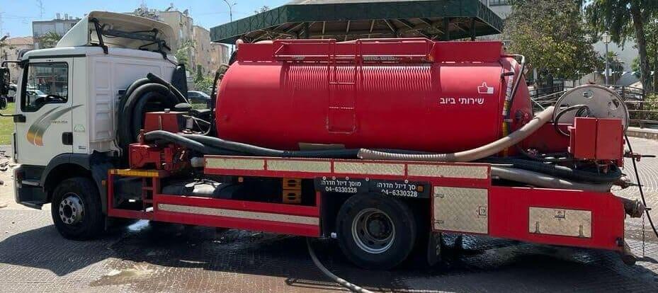 המשאית ביובית שלנו בצבע אדום. בראשון לציון בעת שאיבת ביוב